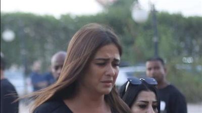 عائلة ياسمين عبد العزيز تقرر إلغاء عزاء والدها والاكتفاء بمراسم الجنازة