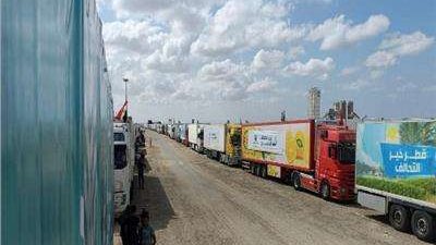 مصر تدفع بـ200 شاحنة مساعدات إلى غزة وسط هدنة إنسانية