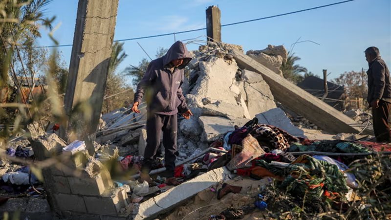 فلسطينيون يتفقدون