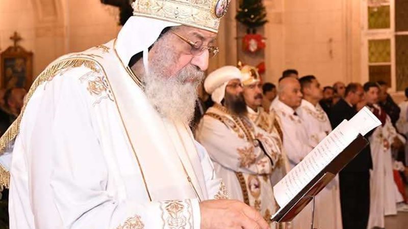 البابا تواضروس يصلى