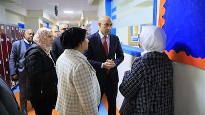 وزير التعليم من داخل مدرسة التجمع: سنتعامل بحزم وحسم مع أي واقعة تخالف قواعد المنظومة التعليمية