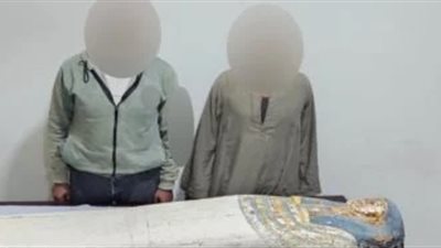 ضبط تابوتا أثريا بداخله مومياء و26 تمثالا يعود للعصر الفرعوني في بني سويف