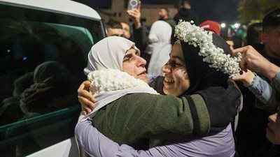 بمشاعر مختلطة..الشعب الفلسطيني يحتفل بإطلاق سراح أسراه