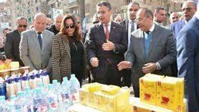 وزير التموين والتنمية المحلية يتفقدان بازار القاهرة لمكافحة الغلاء