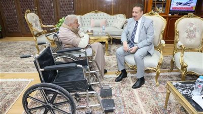 صرف مساعدة مالية وعينية وكرسي متحرك لحالة إنسانية من ذوي الهمم.. صور