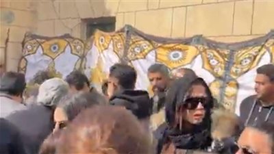 الوداع الأخير..  ياسمين عبد العزيز تستقبل عزاء والدها