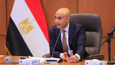 هل تعمد وزير التربية والتعليم الانتقام من مدرسة التجمع  أم لا؟!