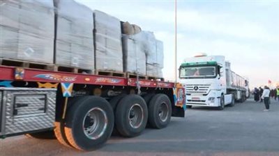 عبور 300 شاحنة مساعدات إنسانية و28 شاحنة وقود إلى قطاع غزة استعدادًا لرفع الركام