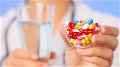 طبيب قلب يحذر السيدات: احذرن من تناول المضادات الحيوية في الشتاء