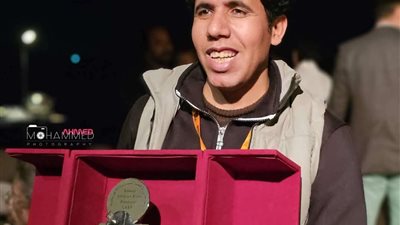 بالصور.. محمد حامد سلامة يحصد الدرع الفضي لمهرجان الأقصر للسينما الأفريقية