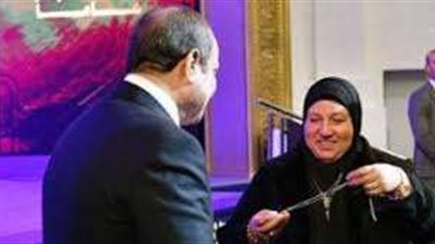 والدة الشهيد عمر القاضي تروي تفاصيل لقائها بالرئيس السيسي في احتفالية عيد الشرطة