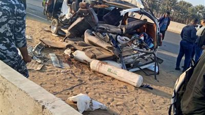 وفاة 3 أشخاص وإصابة 12 آخرين إثر حادث تصادم سيارتين في البدرشين