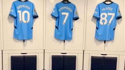 قميص مرموش يزين غرفة ملابس مانشستر سيتي قبل مواجهة تشيلسي بالدوري الإنجليزي