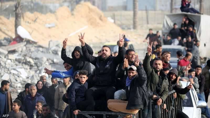 فرحة الأهالي بالعودة