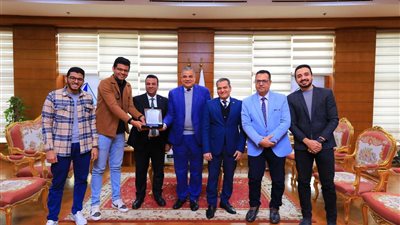 رئيس جامعة كفر الشيخ يكرم الدفعة السابعة من خريجي كلية الطب