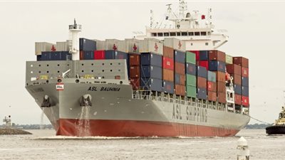 انفجار وحريق هائل في سفينة حاويات بالبحر الأحمر