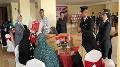 الأمن المركزي يوزع مساعدات بمناسبة عيد الشرطة الـ73 تأكيدًا على دورها الوطني