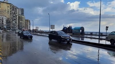 الإسكندرية تواجه نوة الكرم .. أمطار غزيرة ورياح باردة تعصف بالمدينة الساحلية