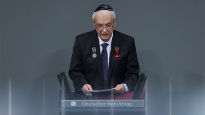 ناجٍ من الهولوكوست يحذّر: 