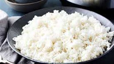 إعادة تسخين الأرز المطبوخ تسبب القيء والغثيان.. استشاري تغذية يحذر