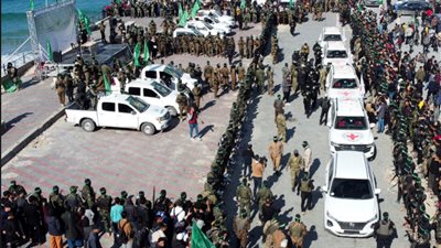 وصول ثلاث حافلات تقل أسرى فلسطينيين مُفرج عنهم إلى خان يونس