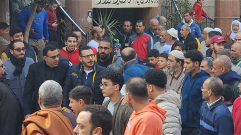 مصطفى شعبان في جنازة