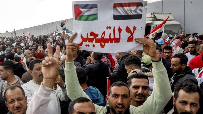 المصريين أمام معبر