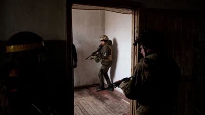 ترامب يطالب بثروة أوكرانيا المعدنية مقابل المساعدات – صفقة أم ابتزاز؟