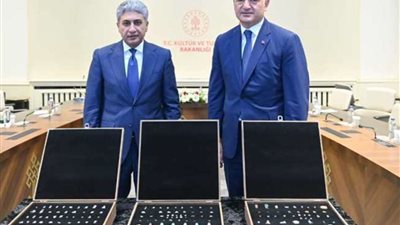 وزير السياحة المصري يتسلم 152 قطعة أثرية من تركيا