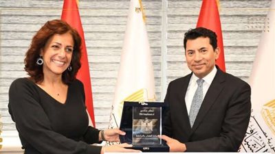 وزير الشباب والرياضة يُكرم البطلة المصرية راندا المهدي لإنجازاتها في السباحة