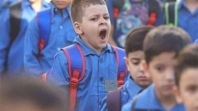 بالدموع وآثار الإجازة.. الطلاب يستأنفون الدراسة في بداية الترم الثاني