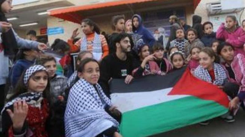 أطفال في غزة يرفعون