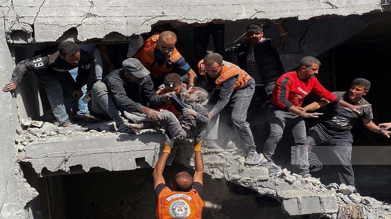 إنقاذ طفل مصاب بغزة