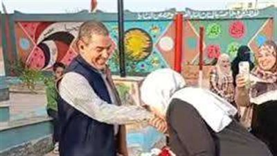 إحالة وكيلة مدرسة للتحقيق بعد تقبيلها ليد زوجها في طابور الصباح احتفالا بعودته بعد إجراء عملية قلب مفتوح