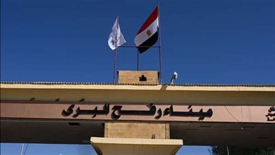 معدات ثقيلة ومنازل متنقلة تنتظر الدخول إلى قطاع غزة عبر معبر رفح
