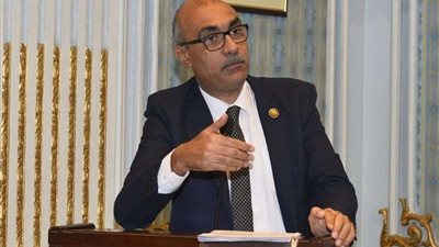 برلماني يطالب بوقف رواتب المسؤولين بسبب تأخر صرف مستحقات موظفي الزراعة