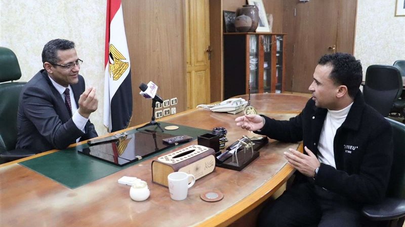 نقيب الصحفيين خلال
