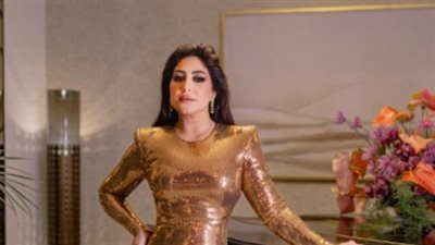 بوسي تبهر جمهورها بإطلالة ذهبية ساحرة وتواصل نجاحها الفني