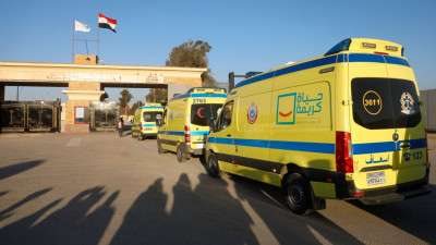 لتلقي العلاج.. عبور الدفعة الـ17 من مصابي غزة إلى مصر عبر معبر رفح