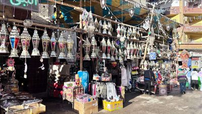 أشكال وألوان.. شوادر فوانيس وزينة رمضان تُزين شوارع أسيوط