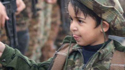 طفل فلسطيني بالزي العسكري الإسرائيلي يلفت الأنظار في تبادل الأسرى