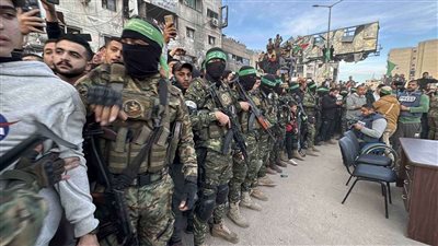 الصليب الأحمر يصل لنقطة التسليم.. ويوقع وثائق إستلام إثنين من الأسرى الإسرائيليين