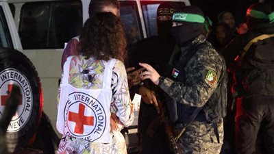 إعلام عبرى: وصول أثنين من الأسرى الإسرائيليين إلى تل أبيب وحالتهم مُستقرة