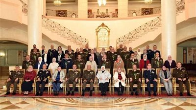 الفريق أول عبدالمجيد صقر يكرم قادة أوفوا العطاء بالقوات المسلحة ويقلدهم وسام الجمهورية من الطبقة الثانية