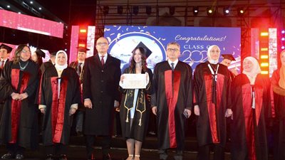 مستشار رئيس الجمهورية يشهد حفل تخريج دفعة 2023-2024 بطب عين شمس| صور