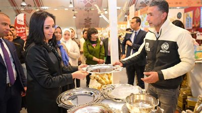 وزيرة التضامن تتفقد معرض 