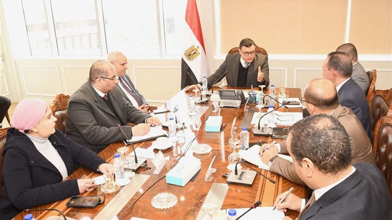 وزير الإسكان يلتقي