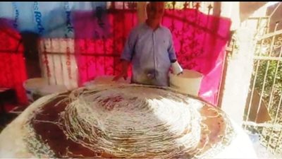 بالصور.. الفرن البلدي بالمنوفية يقدم كنافة بنكهة زمان خلال شهر رمضان