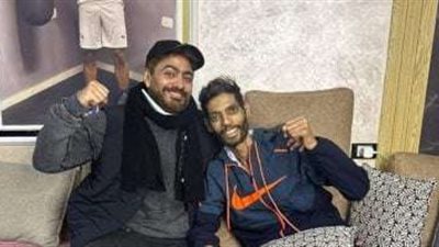 متكفلُا بعلاجه.. تامر حسني يزور إبراهيم شيكا في منزله