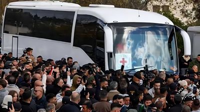 وصول الأسرى الفلسطينيين المحررين إلى رام الله وسط إجراءات مشددة